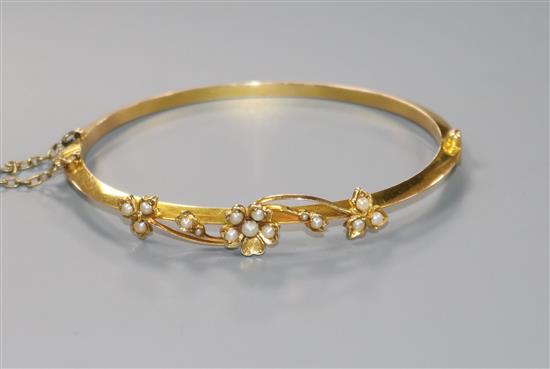 An Edwardian 15ct gold and seed pearl set hinged bracelet.